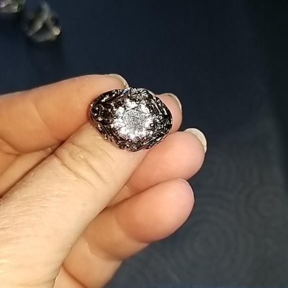 4 Pretty Rings - Picture 9 of 12